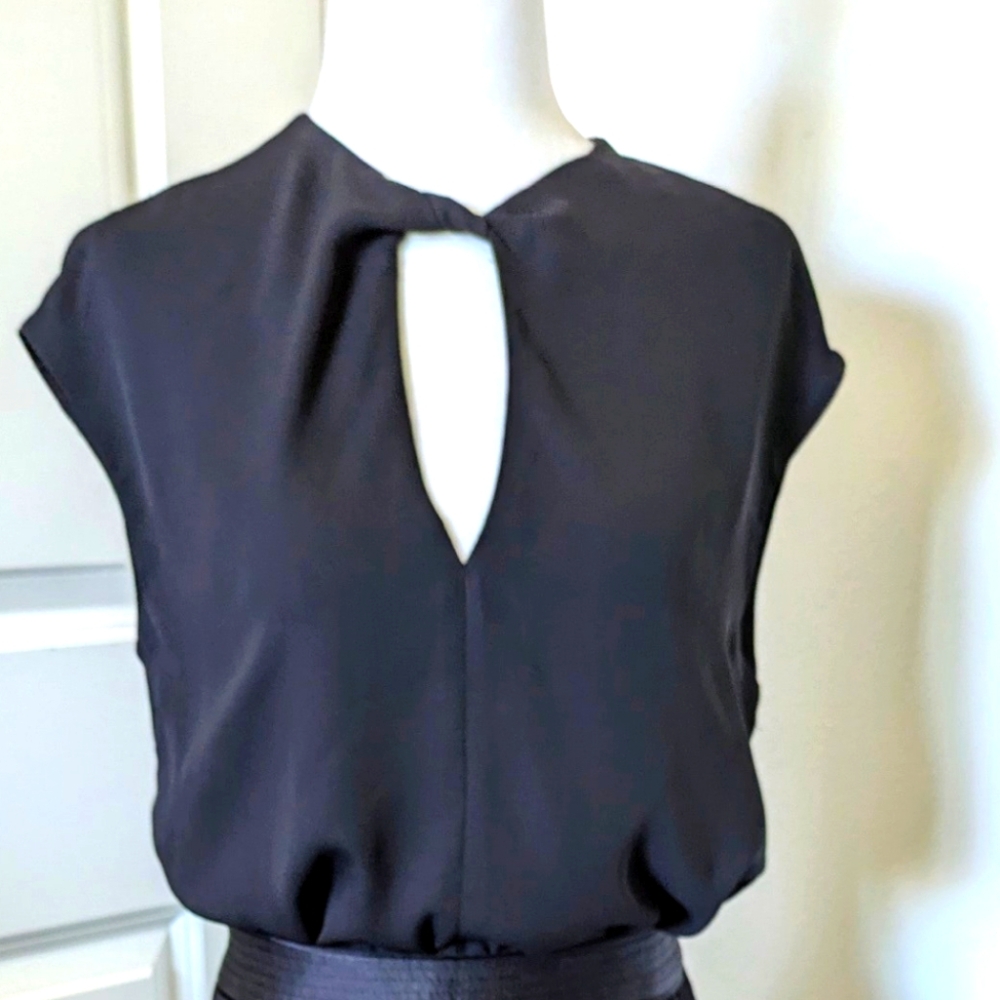 Women's Twisted Neck Sleeveless Top Black